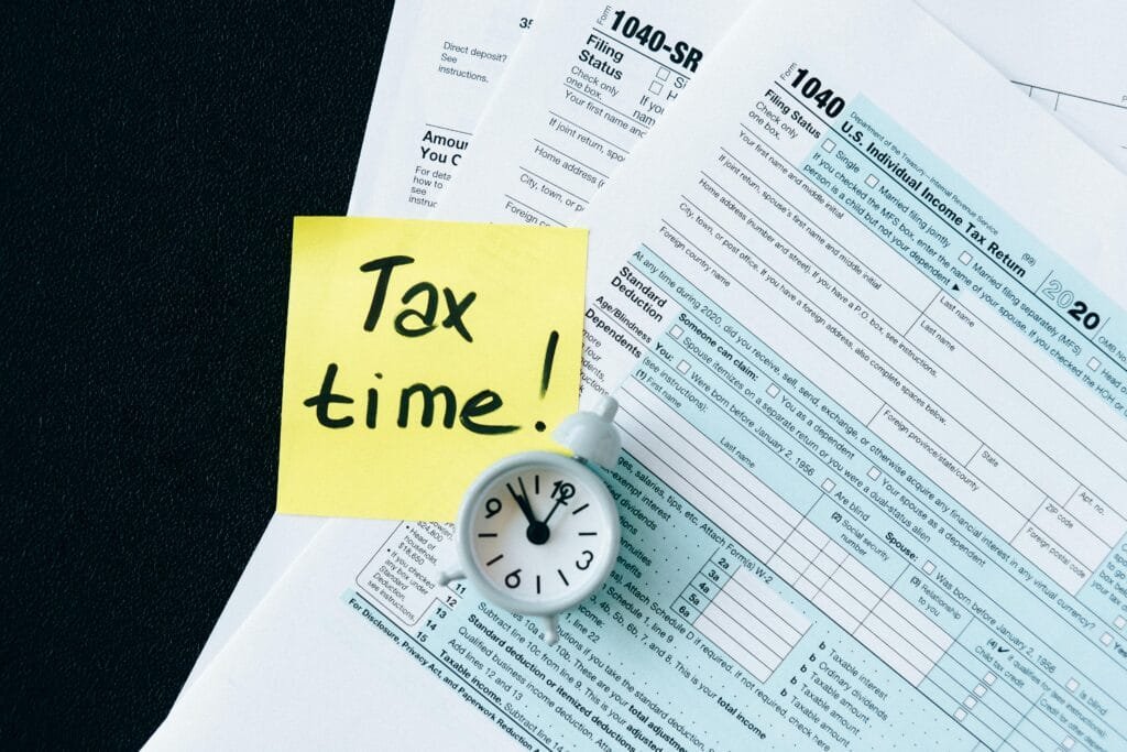 Taux d’Intérêt Tax Documents on Black Table Taux d’Intérêt